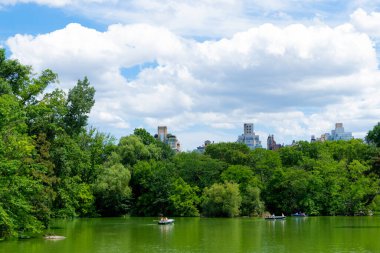 Şehir parkındaki Jacqueline Kennedy Onassis Reservoir manzarası. Central Park 'tan Manhattan' ın manzarası. New York ve Manhattan. New York 'un Central Park' ı. Yerel halk ve turistler için favori yer.