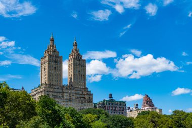 Central Park ve New York 'taki Yukarı Doğu yakası. Park gökdelenle çevrili. Central Park ABD 'den Manhattan binaları. Central Park 'taki Manhattan binasının manzarası.