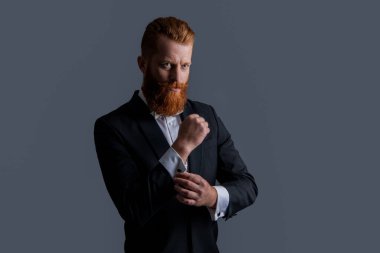 Smokin giymiş bir beyefendinin stüdyosu. Zarif smokin giyen bir beyefendi. Smokin modası. Smokinli yakışıklı sakallı beyefendi gride tek başına..