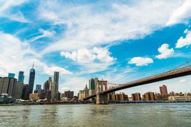 Manhattan 'daki Brooklyn Köprüsü' nün manzarası. New York 'taki Brooklyn Köprüsü. Brooklyn 'de panoramik manzara. Brooklyn 'deki tarihi köprünün mimarisi. şehir köprüsü mimarisi. bakış açısı.