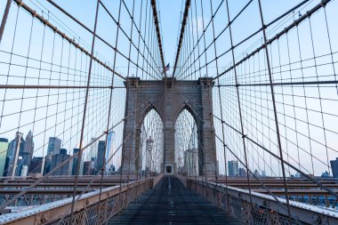 Brooklyn dönüm noktası. Amerika 'da Brooklyn Köprüsü. New York 'un Brooklyn Köprüsü. New York Köprüsü, Manhattan ve Brooklyn 'i birbirine bağlıyor. Popüler turist eğlencesi. New York şehrinin şehir mimarisi.
