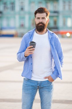 Kahve molasındaki beyaz adam. Caddedeki kahve molasındaki adam. Kahve molasındaki adamın fotoğrafı. Kahve molasındaki adam..