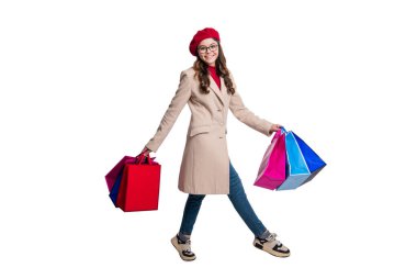 Şık bir genç kız sonbahar montuyla alışverişe çıkar. Alışveriş ve indirim. Çantalı kız. En iyi satış teklifi. Başarılı bir alışveriş sonrası genç moda kızı. Alışverişkolik. Sonbahar alışveriş indirimi.