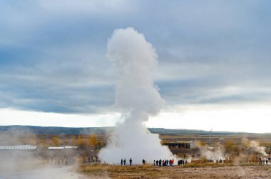 Geysir, İzlanda - 15 Ekim 2017: gaysir jeotermal püskürmede strokkur doğa İzlanda gayzeri.