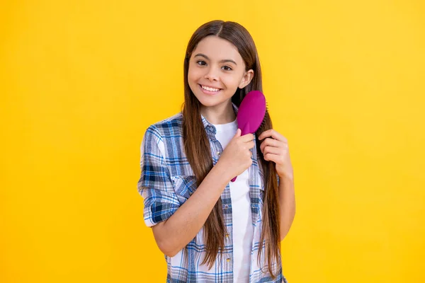 Happy Teen Girl Holding Hairbrush Brushing Hair Teen Girl Brushing — Stock Photo, Image