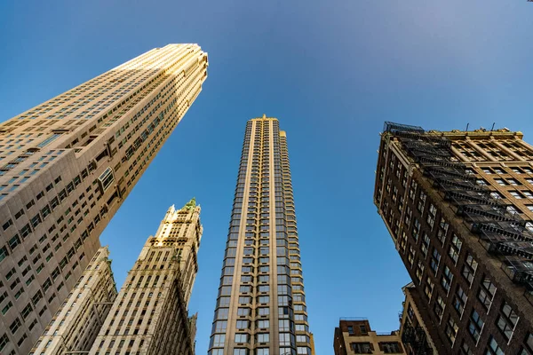 Dışarıdaki ofis binası. Gökdelen mimarisi. Camsı yüzlü bir gökdelen. Modern şehir binası. Metropolis City 'de bir gökdelen. Şehir merkezinde gökdelenli bir şehir. Şehir mimarisi.