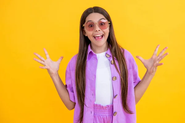 Erstaunt Teenie Mädchen Sommer Stilvolle Kleidung Isoliert Gelb Stylisches Teenie — Stockfoto