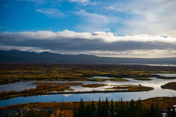 Sonbahar manzarası hakkında. İzlanda 'daki Şeyvellir Ulusal Parkı. İzlanda 'nın sonbahar manzarası. Doğanın cilvesi. Thingvellir Park nehri. Buz Diyarı 'ndaki nehir. sonbahar doğa ortamı.
