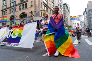 New York, New York, ABD - 25 Haziran 2023: Onur Yürüyüşü 2023 New York 'ta. Gururlu, gökkuşağı lgbtq bayrağı barışı olan bir gay. lgbt ve lgbtq geçit töreni