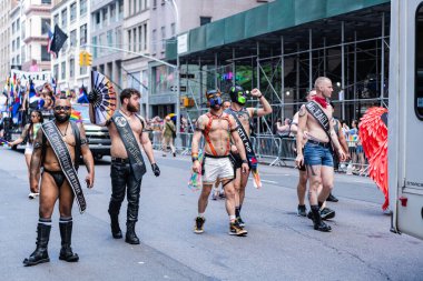 New York, New York, ABD - 25 Haziran 2023: Onur Yürüyüşü 2023 New York 'ta. Sadomazoşizm gururlu erkekler gey gökkuşağı lgbtq. Igbt ve lgbtq geçit töreni takımı. Gay adam.