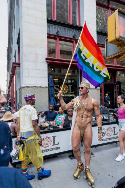 New York, New York, ABD - 25 Haziran 2023: Onur Yürüyüşü 2023 New York 'ta. Gururlu, gökkuşağı lgbtq bayrağı barışı olan bir gay. lgbt ve lgbtq geçit töreni