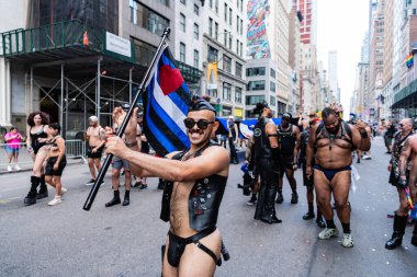 New York, New York, ABD - 25 Haziran 2023: Onur Yürüyüşü 2023 New York 'ta. Sadomazoşizm gururlu erkekler gey gökkuşağı lgbtq. Igbt ve lgbtq geçit töreni takımı. Gay adam.