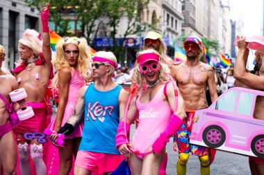 New York, New York, ABD - 25 Haziran 2023: Onur Yürüyüşü 2023 New York 'ta. Barbi pembesi erkekler gay gururlu gökkuşağı lgbtq. Igbt ve lgbtq geçit narbisi. Eşcinsel çift