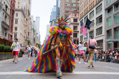 New York, New York, ABD - 25 Haziran 2023: Onur Yürüyüşü 2023 New York 'ta. Gururlu gökkuşağı lgbtq tarzı eşcinsel bir adam. lgbt ve lgbtq geçit töreni
