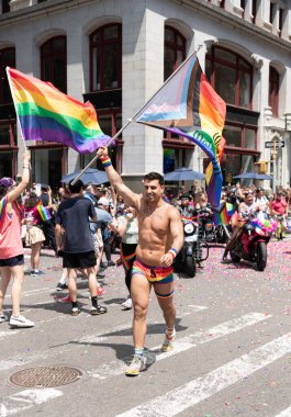 New York, New York, ABD - 25 Haziran 2023: Onur Yürüyüşü 2023 New York 'ta. Gururlu, gökkuşağı lgbtq bayrağı barışı olan bir gay. lgbt ve lgbtq geçit töreni