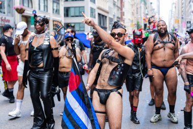 New York, New York, ABD - 25 Haziran 2023: Onur Yürüyüşü 2023 New York 'ta. Sadomazoşizm gururlu erkekler gey gökkuşağı lgbtq. Igbt ve lgbtq geçit töreni takımı. Gay adam.