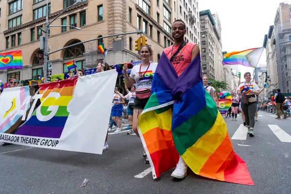 纽约州纽约市 2023年6月25日 2023年纽约的骄傲游行游行 自豪的男人彩虹Lgbtq旗和平 Lgbt和Lgbtq游行 — 图库照片