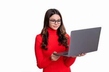 Liseli kızlar için online eğitim. Okula dönüyorum. Genç kızın internette dersi var. Evde eğitim ve uzaktan eğitim. Lise eğitimi. İnternetten çalışan bir kız. Resmi eğitim.