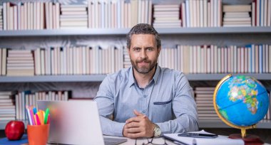 Bilgi günü. Okul eğitimi. Bilgi ve eğitim. Erkek öğretmen okulda. Öğretmen okula eğitim veriyor. Okul dersinde bilgi. Sınıfta öğretmen. Öğretmenler günü. Bilgi genişletiliyor.