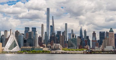 New York City, ABD - 05 Mayıs 2023: Manhattan şehir manzarası mimari tarzların eşsiz bir karışımına sahiptir.