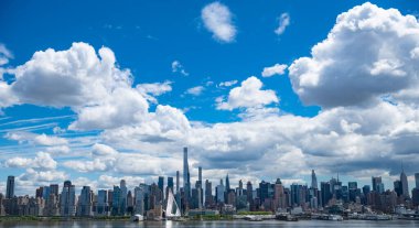 New York, ABD - 05 Mayıs 2023: Manhattan ikonik silueti etkileyici gökdelenlere sahip.