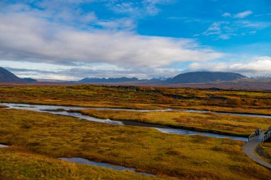 İzlanda 'nın sonbahar manzarası. Doğanın cilvesi. Thingvellir Park nehri. Sonbahar Buz Diyarı 'ndaki nehir. Sonbahar doğa vadisi. Sonbahar manzarası hakkında. İzlanda 'daki Şeyvellir Ulusal Parkı.