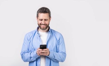 İnsan telefonunda fotokopi alanı olan bir mesaj. Mesaj atan adamın fotoğrafı var. Stüdyonun arka planına izole edilmiş bir şekilde mesaj yaz. Stüdyoda mesajı olan bir adam var..