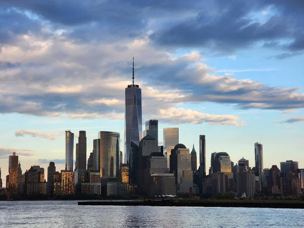 纽约市中心区的都市建筑与大都市都市景观下的豪森河 — 图库照片