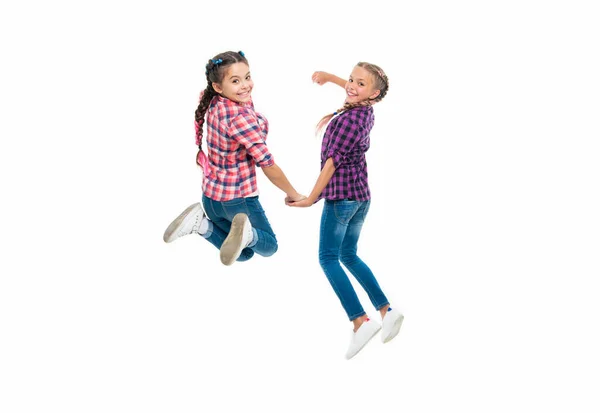 Szczęśliwe Dziewczęta Siostrzane Dzieci Dobrze Się Bawią Więź Braterstwa Przyjaźni — Zdjęcie stockowe
