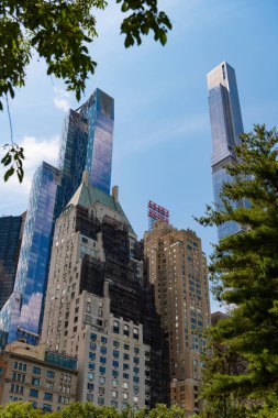 New York, ABD - 22 Temmuz 2023: Manhattan 'ın gökdelen mimarisini gören Central Park. Central Park çarpıcı gökdelen manzarası.