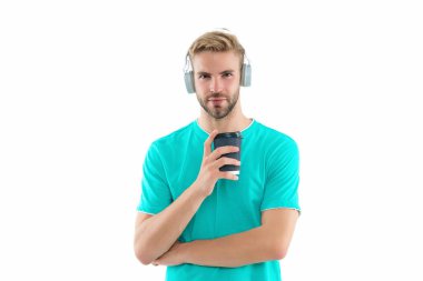 Kulaklıkla milenyum insanının görüntüsü. Bin yıllık kulaklıklı bir adam beyaza izole edilmiş. Bin yıllık kulaklıklı bir adam. Stüdyoda milenyum kulaklıklı bir adam..