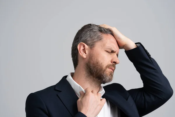 頭痛片頭痛について 片頭痛に合ったビジネスマン ビジネスマンは痛みのために頭に片頭痛を与えました 疲れた疲れた男は頭痛に苦しんでいる ビジネス上の問題 セファラージャ — ストック写真