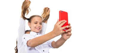 Kızlar, çocuklar selfie çekiyor. Okul arkadaşları bloglarında ve telefonla selfie çekiyorlar. Okul çocukları sınıfta selfie çekiyor. Okula dönüyorum. Alan reklamını kopyala.
