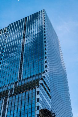 Gökdelen mimarisi. Ön cepheli bir gökdelen. Modern şehir perspektifi. Metropolis City 'de bir gökdelen. Şehir merkezinde, gökdelen manzaralı. Metropolis mimarisine bakış açısı.