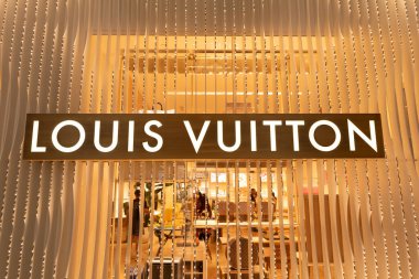 New York City, ABD - 05 Ağustos 2023: Luois Vuitton Lüks Market çanta, bagaj.