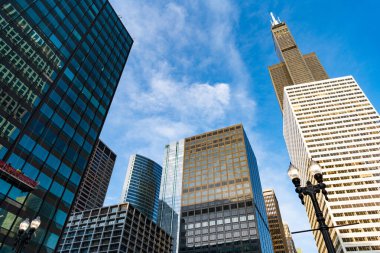 Bakış açısı. Gökdelen mimarisi. Camsı yüzlü bir gökdelen. Modern şehir perspektifi. Metropolis City 'de bir gökdelen. Şehir merkezinde gökdelen manzaralı.