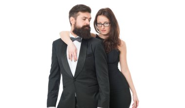 Aşk hakkında fısıldaşıyorlar. Seksi kadın ve smokin adam. Birbirine aşık çiftler. İş ortaklığı. Aşk ve romantizm. Resmi çift özel bir kutlama yapıyor. Sevgililer Günü konsepti. Zarif resmi moda.