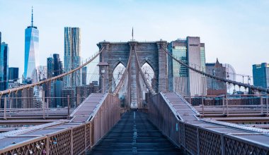 New York 'un şehir mimarisi. Amerika 'da Brooklyn Köprüsü. Brooklyn dönüm noktası. şehir köprüsü mimarisi. New York 'taki Brooklyn Köprüsü. Manhattan 'a giden yol. Brooklyn Mahallesi.