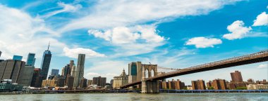 Brooklyn 'de panoramik manzara. Brooklyn 'deki tarihi köprünün mimarisi. şehir köprüsü mimarisi. Manhattan 'daki Brooklyn Köprüsü' nün manzarası. New York 'taki Brooklyn Köprüsü. Doğu nehri.