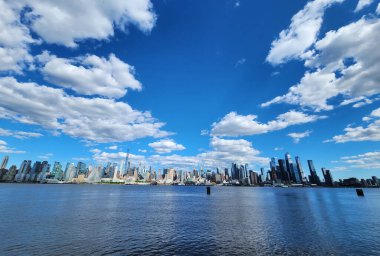 Manhattan silueti. New York şehri. New York 'un gökdelen binası. Kentsel mimari. Manhattan şehir merkezi ve metropol şehri. Büyük şehir manzarası. New York şehir merkezi. NYC 'nin mimari mücevheri..