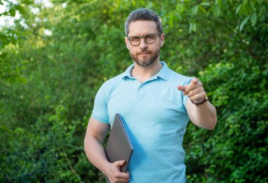 İşletme müdürü serbest çalışıyor. Çevrimiçi, işaret parmağı. İşletme müdürünün bilgisayardaki serbest fotoğrafı. İşletme müdürlüğü. işletme yöneticisi serbest açık hava.