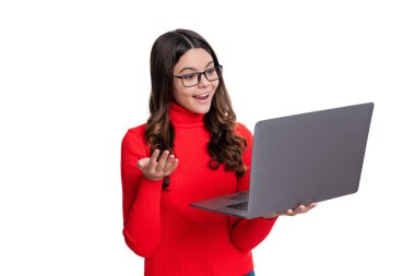 Kız online elearning üzerinden çalışıyor. Liseli kızlar için online eğitim. Okula dönüyorum. Genç kızın internette dersi var. Uzaktan eğitimde evde eğitim. Lise eğitimi. Eğitim müfredatı.