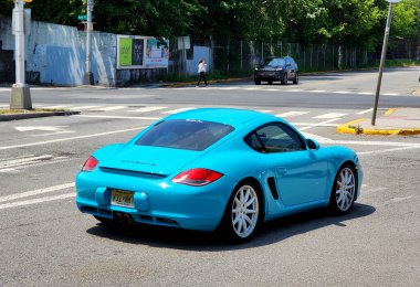 New York, ABD - 02 Haziran 2023: Porsche Cayman S arabası Miami mavi arka tarafı sokak manzaralı.