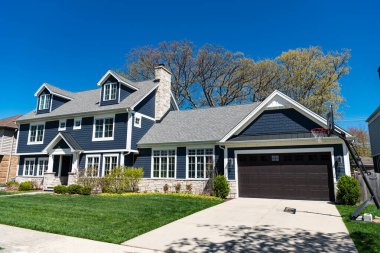 Modern villa cephesi. yazlık köy. Mahalledeki bir banliyö kulübesinin dışında. mimari tasarım. Modern yazlık ev. Mimarlık konsepti. İkamet mimarisi. bungalov.