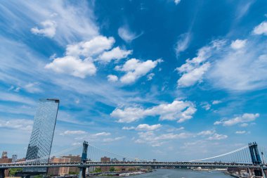 New York 'taki Manhattan Köprüsü. Manhattan 'daki tarihi köprünün mimarisi. Aşağı Manhattan 'ı Brooklyn' e bağlayan köprü. Şehir mimarisi. Manhattan yolu..