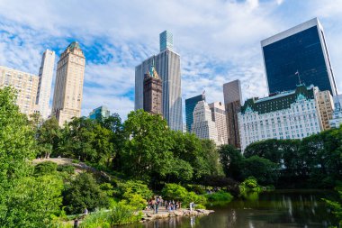 ABD, New York, Central Park 'ın etrafındaki gökdelen. Gökdelenli doğa manzarası. New York 'un Central Park' ı. Resmedilmeye değer manzaralar. Manhattan 'ın merkezindeki Central Park New York City.