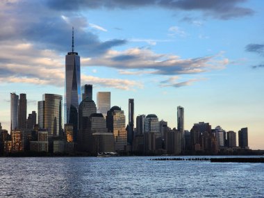 Manhattan ve Hudson River şehir merkezinde. Büyük şehir manzarası. New York şehir merkezi. Manhattan silueti. New York şehri. New York 'un gökdelen binası. Kentsel mimari. Modern gökdelenler.