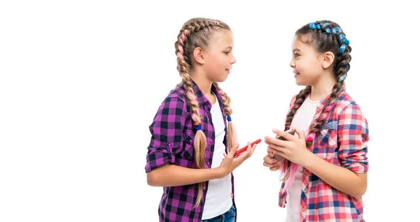 Duas Raparigas Conversar Telefone Meninas Crianças Envolvidas Conversas Animadas Conversando — Fotografia de Stock