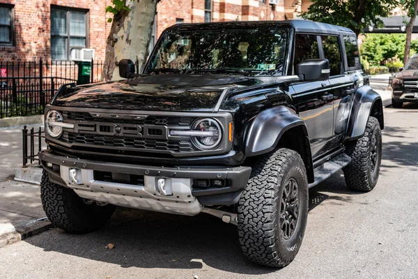New York City, ABD - 05 Ağustos 2023 Ford Bronco Black Diamond SUV siyah, ön taraf manzaralı, park edilmiş.