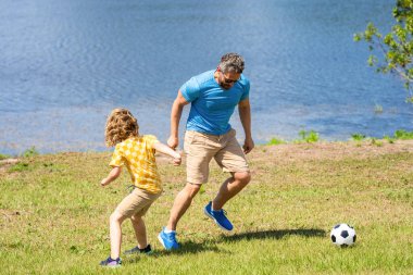 Baba ve oğul çocukluklarında futbol oynuyorlarmış. Oğlu ve babasının çocukluk anıları. Baba oğlunla iyi eğlenceler. Baba ve oğul dışarıda çocukluk maceralarını yaşıyorlar. Babalık serüveni.